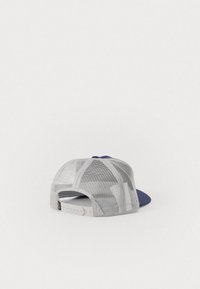 Gorra de béisbol de malla gris con panel frontal y visera en azul marino. Cuenta con un cierre ajustable de tipo snapback y un diseño estructurado.