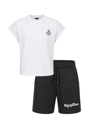 T-shirt bianca senza maniche con piccolo logo cane e pantaloncini neri con coulisse e scritta bianca "RefrigiWear" sulla gamba sinistra.