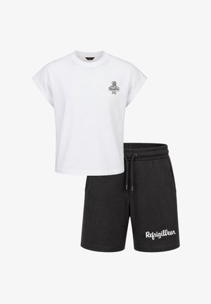 T-shirt bianca senza maniche con piccolo logo cane e pantaloncini neri con coulisse e scritta bianca "RefrigiWear" sulla gamba sinistra.