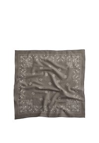 Quadratisches graues Bandana mit weißen Paisley-Mustern und kleinen Blumenmotiven, leicht zerknittert.