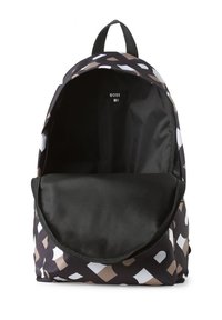 Sac à dos noir avec un motif géométrique en blanc et beige, comprenant un intérieur spacieux et une étiquette de logo à l'intérieur.