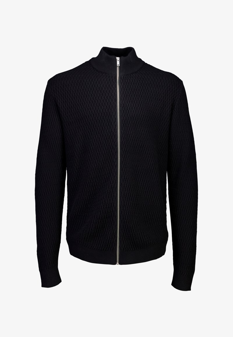 Schwarze, gestrickte Strickjacke mit durchgehendem Reißverschluss, hohem Kragen, strukturiertem Muster, langen Ärmeln und silbernem Reißverschluss auf weißem Hintergrund.