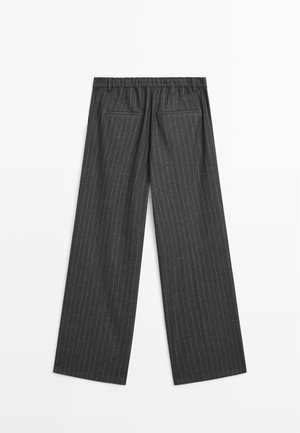 Pantaloni grigi scuri a gamba larga con motivo a righe sottili, dotati di una vita elastica e due tasche posteriori. Texture liscia.