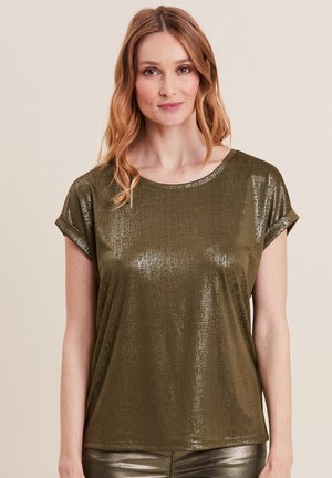 Top verde oliva a maniche corte in un tessuto metallizzato e texture con scollatura rotonda e polsini delle maniche arrotolati.