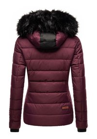Burgundy puffjacka med en svart syntetisk pälskapuschong, kviltat mönster, dragkedjedetaljer och ribbade ärmslut. Logopatch på nedre ryggen.