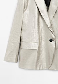 Zilveren blazer met een gestructureerde, glanzende stof, met een omgeslagen kraag, sluiting met één zwarte knoop en zijzakken.