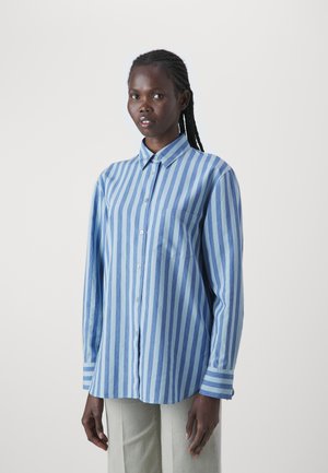 Chemise à manches longues à boutons, avec des rayures verticales bleues et bleu clair, fabriquée en tissu doux, dotée d'une poche poitrine unique et d'un col.