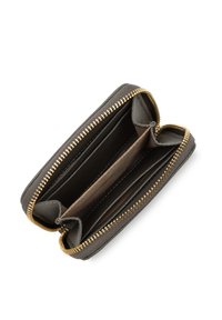 Portafoglio grigio in pelle con superficie testurizzata, zip dorata e diverse fessure per carte in un interno spazioso. Design minimalista, layout funzionale.