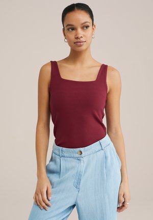 Top din bumbac cu dungi burgundy, cu decolteu pătrat, asortat cu pantaloni de culoare albastră deschis, cu talie înaltă. Material simplu cu detalii subtile de textură.