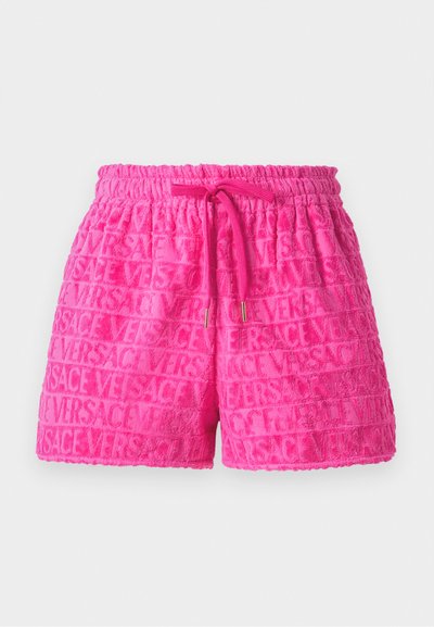 Pantalones cortos de rizo rosa con cintura elástica y cordón, que presentan un patrón en relieve de la palabra "VERSACE."