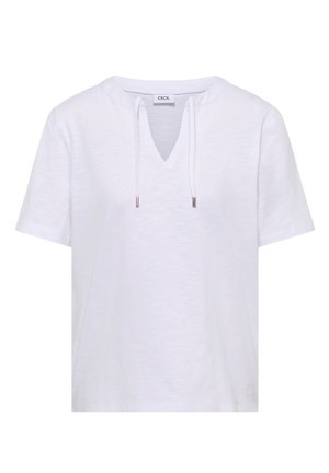 Biała koszulka z krótkim rękawem, dekoltem w serek i troczkami, z subtelną fakturą oraz małą metką marki w pobliżu brzegu.