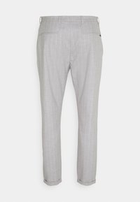 Pantalon habillé gris clair avec de fines rayures verticales, deux poches passepoilées à l'arrière, passants de ceinture et ourlets retroussés vus de dos.