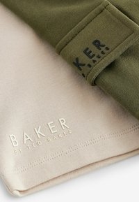 Olivovo zelené a béžové tkaninové vrstvy, s textúrovaným materiálom. "BAKER BY TED BAKER" embosované zlatou farbou na béžovej časti.