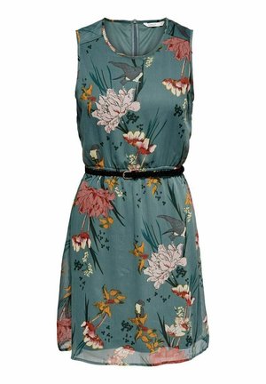 Robe sans manches couleur sarcelle avec des motifs floraux et d'oiseaux roses, rouges et jaunes, avec une ceinture noire tressée à la taille et une fermeture éclair au dos.
