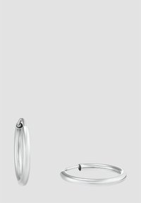 Pendientes de aro plateados con una textura suave y elegante y un diseño retorcido. Los pendientes cuentan con un mecanismo de cierre seguro.