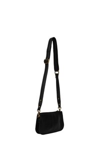 Borsa a tracolla in pelle nera con texture liscia, tracolla regolabile e hardware in tonalità oro. Presenta una chiusura con zip e dettagli di cucitura minimali.