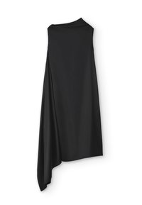 Robe noire asymétrique avec une texture lisse et mate. Conception à épaule unique avec un drapé fluide sur un côté pour un mouvement accentué.