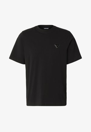 T-shirt noir à manches courtes avec col rond et petit patch logo triangulaire sur la poitrine gauche indiquant "2Y Premium."