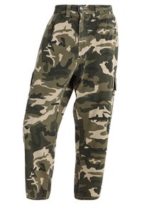 Calças cargo de camuflagem em verde e bege, feitas de algodão, com um corte relaxado, múltiplos bolsos laterais e fecho de botão na cintura.