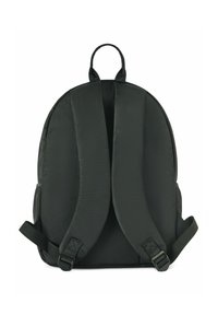 Czarny plecak z tkaniny o zaokrąglonym kształcie, wyściełanymi paskami na ramiona, górnym uchwytem i regulowanymi klamrami. Gładka faktura, bez widocznych logo ani wzorów.