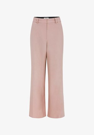 Damesbroek met hoge taille en wijde pijpen in zachtroze stof, voorzien van ceintuurlussen en een verborgen sluiting aan de voorkant.