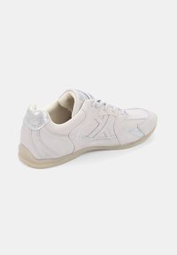 Sneaker di suede rosa chiaro con accenti argento, design con lacci, superficie texturizzata e suola in gomma. Dispone di un colletto imbottito per il comfort.