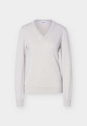 Hellgrauer Pullover mit V-Ausschnitt und langen Ärmeln, mit gerippten Bündchen und Saum, innen am Kragen mit "J. Lindeberg" beschriftet.
