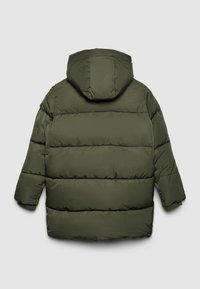 Giacca invernale imbottita verde scuro con cappuccio, maniche lunghe e cuciture orizzontali, mostrata da dietro su uno sfondo grigio chiaro.
