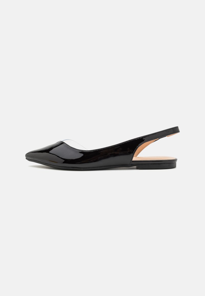Pantofi slingback din piele patent neagră, cu vârf ascuțit, panou lateral transparent și talpă plată, având un finisaj neted și lucios.