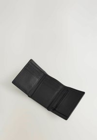 Sort læderpung med tekstureret finish, der har flere kortlommer, en lynlåset møntlomme og et foldet design.