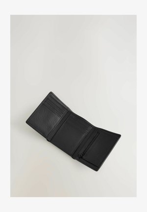 Musta nahkalompakko, jossa on teksturoitu pinta, useita korttipaikkoja, vetoketjullinen kolikkotasku ja taitettava muotoilu.