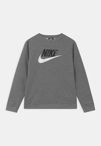 Grå sweatshirt i bomullsblandning med rund hals, långa ärmar och en framträdande svart Nike-logotyp med en vit swoosh.