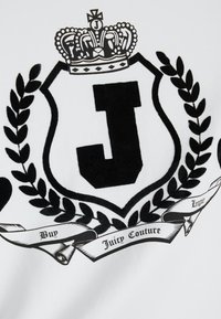 Un'immagine in bianco e nero che presenta una grande lettera "J" all'interno di uno scudo, coronato, circondato da foglie di alloro e nastri con del testo.