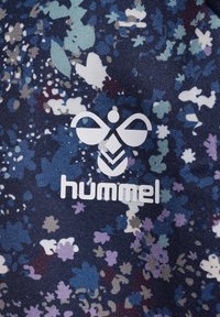 Virágmintás design tengerészkék, kék és lila árnyalataival, textúrált anyagon. Kiugró fehér "hummel" logo az alján, középen.