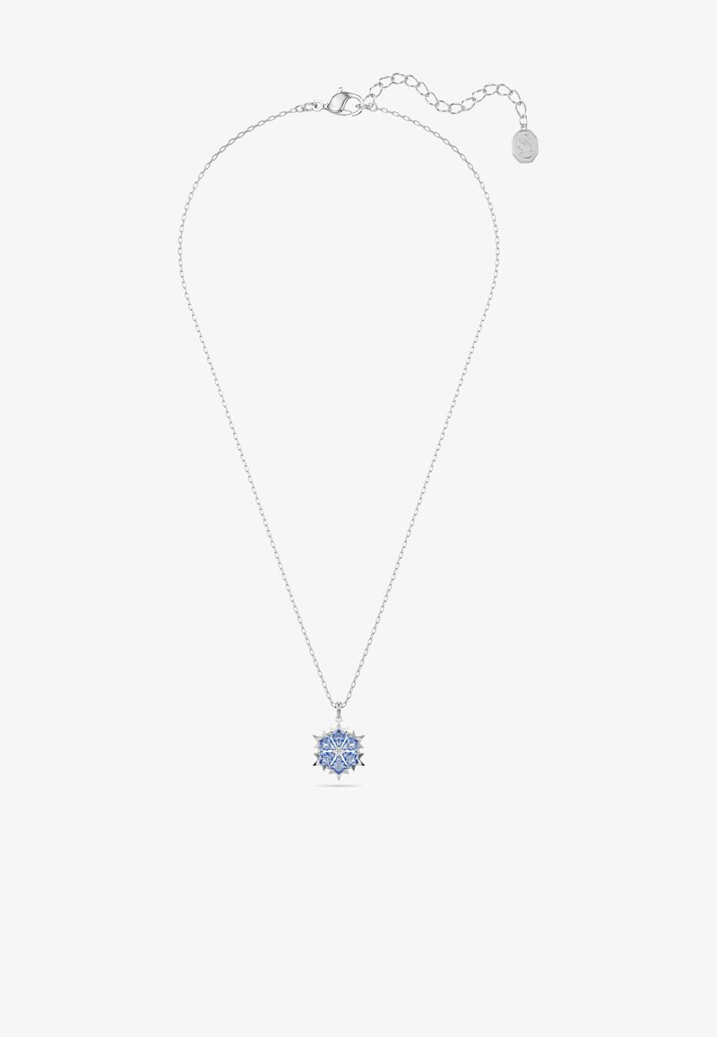 Srebrna verižica z modrim obeskom v obliki snežinke, ki ima zapleten dizajn in ostre konice. Nastavljiva dolžina s sponko.