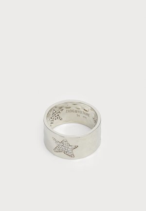 Sølvring med en glatt ring med en stjernesmykke prydet med små steiner. Innvendig merket med merke og størrelse.