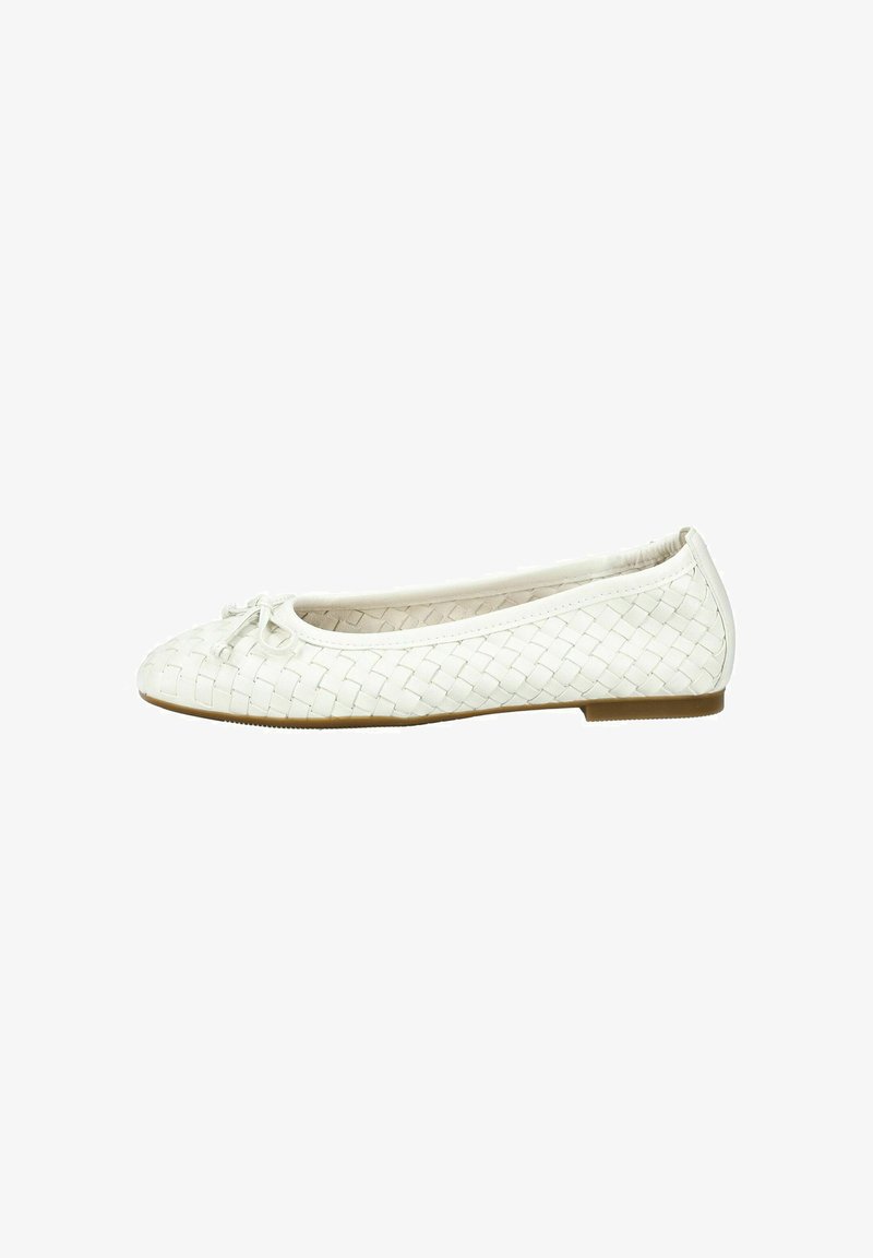 Ballerine blanche en cuir tissé avec bout arrondi, petit nœud à l'avant et semelle plate marron.