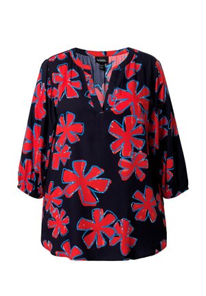 Marineblaue Bluse mit großen, rot- und blau umrandeten Blumenmustern, Dreiviertelärmeln und V-Ausschnitt mit kleinem Kragen.