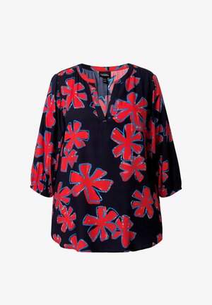 Mørkeblå bluse med røde og blå omrids af store blomster, trekvartærmer og V-udskæring med en lille krave.