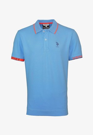 Světle modré polo tričko s límečkem, oranžovým lemem a krátkými rukávy. Má malou námořnickou logo a nápis "USPA" na rukávu.