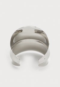 Metalen cuffarmband, gepolijste zilveren afwerking, open ontwerp met gebogen randen, gladde textuur, met twee inkepingen aan de bovenrand.