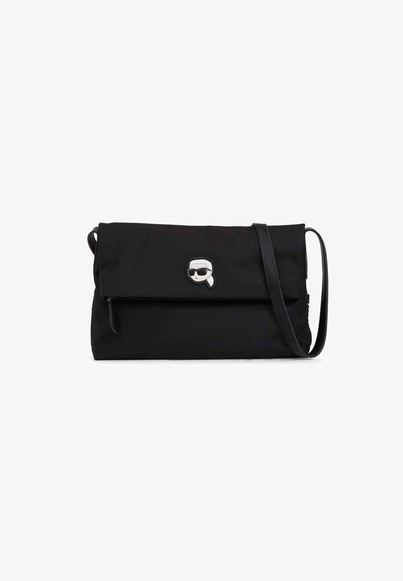 Borsa a pochette nera in tessuto con design piegato. Presenta una tasca frontale con cerniera e un dettaglio di un personaggio dei cartoni animati in argento. Cinghia lunga e regolabile.