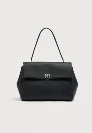 Schwarze Handtasche aus strukturiertem Leder mit Klappverschluss und einem einzelnen oberen Griff, versehen mit einem kleinen quadratischen silbernen Verschluss in der Mitte.