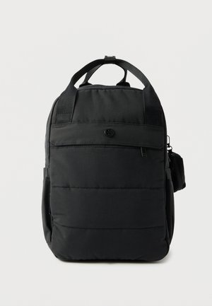 Sac à dos rectangulaire noir avec corps rembourré, poignées de transport supérieures, une poche zippée à l'avant et une petite pochette latérale attachée.