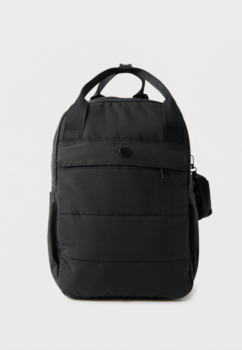 Zwarte rechthoekige rugzak met gevoerde body, bovenste draaggrepen, een voorvak met rits en een kleine aangehechte zijvak.