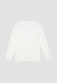 Witte lange mouwen crew neck shirt plat gelegd met de achterkant zichtbaar op een effen lichtgrijze achtergrond.