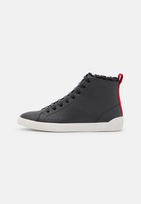 Zwarte leren high-top sneakers met een textuurfinish, witte rubberen zool en rode accenten aan de achterkant; vetersluiting met oogjes.