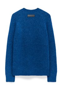 Długi niebieski sweter z futerkiem, z rękawami i dołem wykończonym ściągaczem, z małą czarną prostokątną metką w okolicach dekoltu z tyłu.