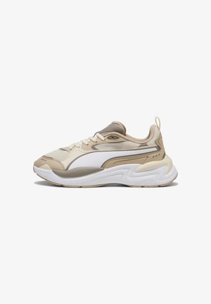 Beige und weißer Sportschuh mit dicker Sohle, Mesh- und Lederobermaterial, Schnürung vorne und Zuglasche an der Ferse.