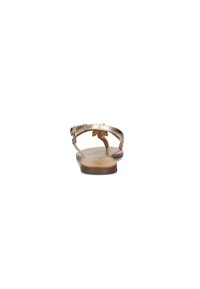 Infradito piatta metallizzata oro con suola marrone. Presenta un design semplice con cinturino alla caviglia regolabile e ornamenti floreali decorativi.